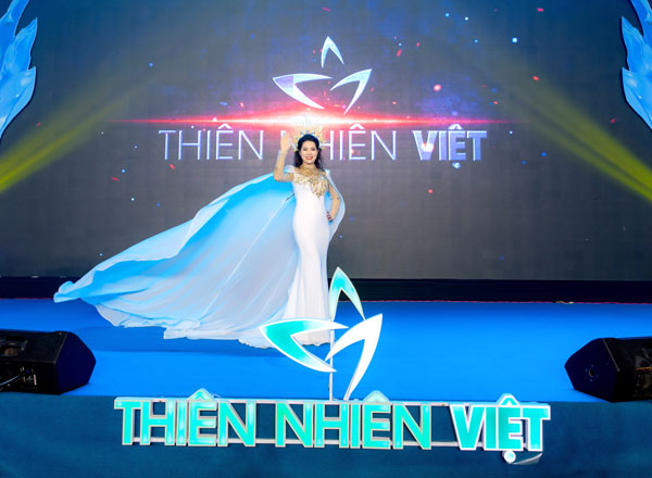 Chủ tịch Thiên Nhiên Việt Group - Rita Phương: 